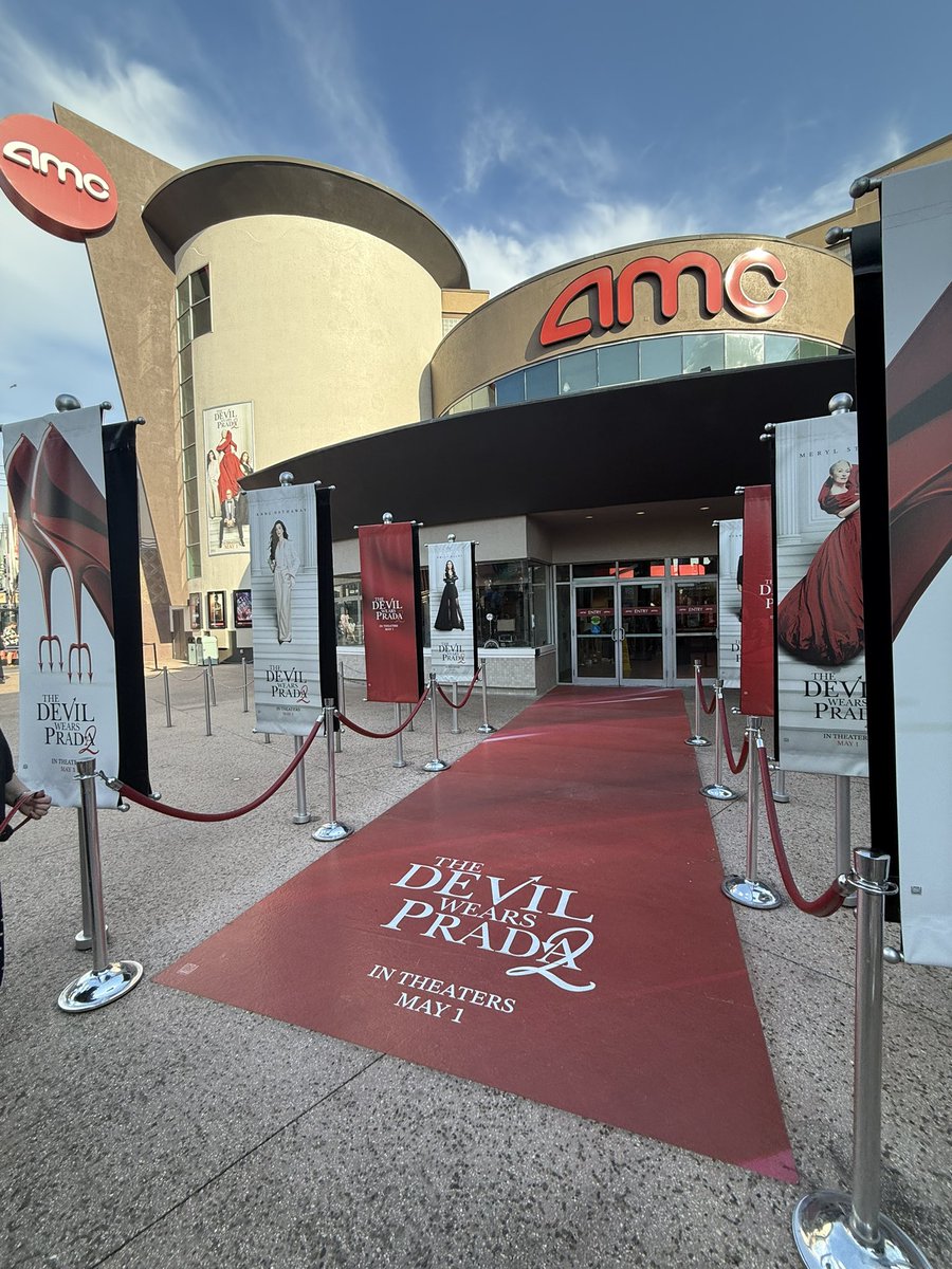 af1313af's tweet image. Feels like half of Disney Springs was getting ready to see The Devil Wears Prada 2