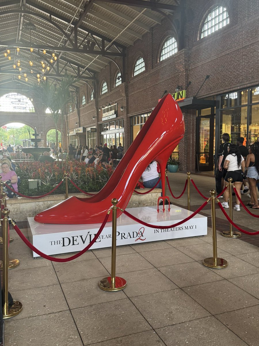 af1313af's tweet image. Feels like half of Disney Springs was getting ready to see The Devil Wears Prada 2