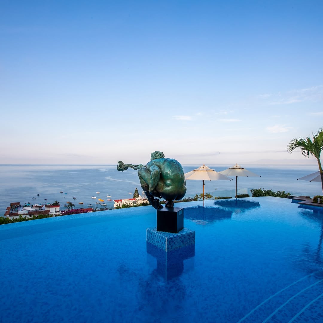 PinnacleResorts's tweet photo. Escape to Chic by Pinnacle 179, the ultimate adults-only oasis in Puerto Vallarta! Enjoy unmatched views and an enchanting rooftop infinity pool. Every sunset is a memory to cherish! #PuertoVallarta #PinnacleResorts #adultsonly https://t.co/DhKKpVeaKp