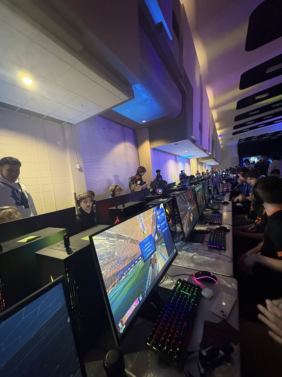 Royales tweet media