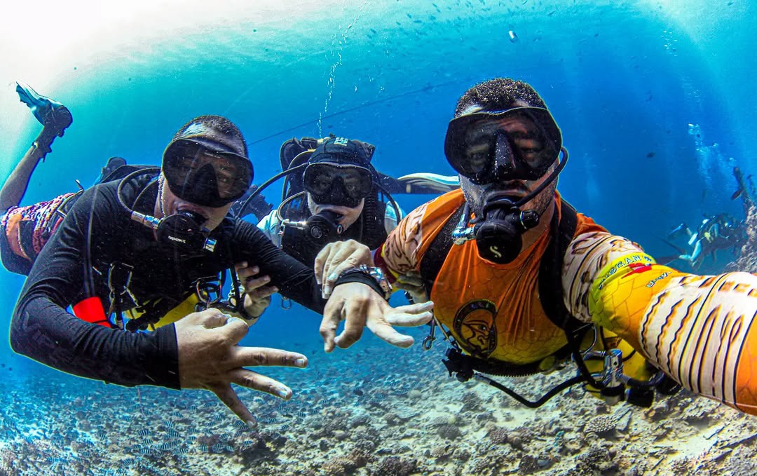 Isabelshakira11's tweet photo. Underwater with my people ❤️

#fyp #viral #scubadiving #scubalife #underwater #oceanvibes #deepblue #underwaterphotography #oceanlife
#livingmybestlife #goodlife #newyork https://t.co/Pt2gjwIVQS
