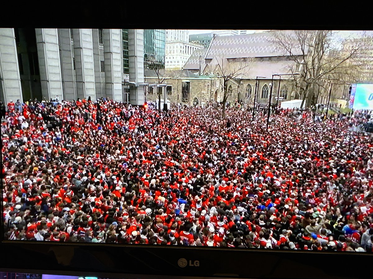 StuCowan1's tweet image. The scene outside Bell Centre as shown on TVA Sports #Habs