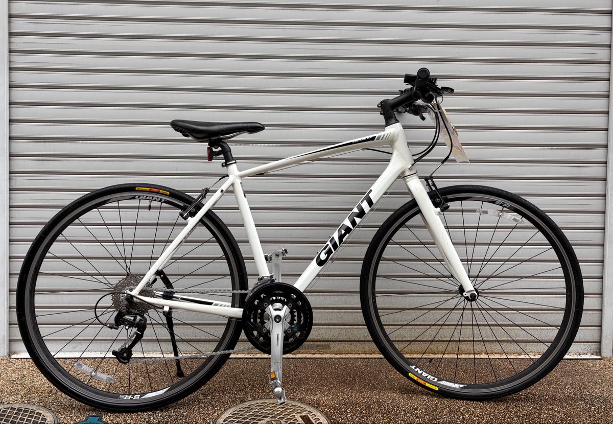2ku2ku3ku's tweet image. 【激安中古自転車情報】
#GIANT #クロスバイク
¥29,900円税込🔥
700×28C／フレーム500mm(M)

#ジャイアント ESCAPE RX
☆ホワイト（カジュアルクロスBK）
☆外装3×8段変速
☆軽量アルミフレーム
☆スポーツVブレーキ
☆LED充電式ライト付
☆適正身長165cm前後〜

#中古自転車 #自転車セール #京都市