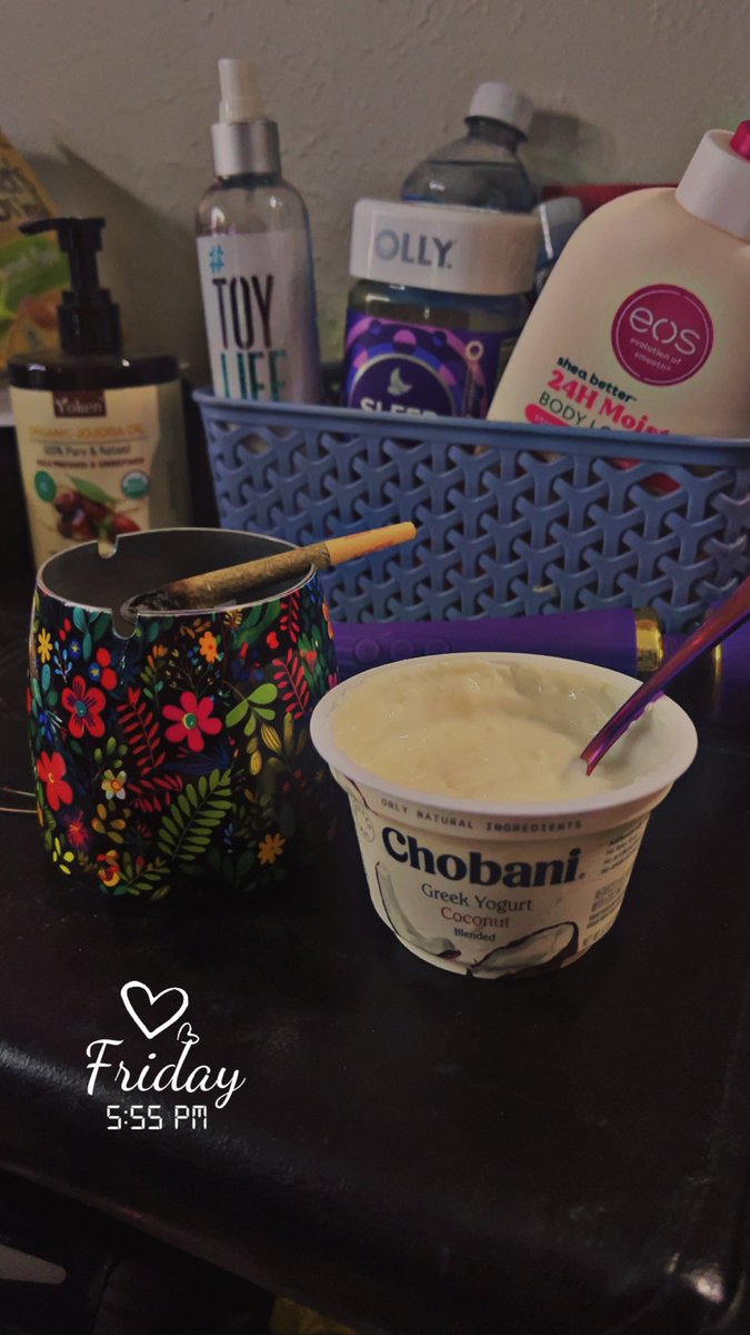 WolfsDirtyBird's tweet image. Sometimes all you need is a blunt and a chobani🥰  
.
.
.
#selfcare #girly #loveyourself #weekend #HealthHabits