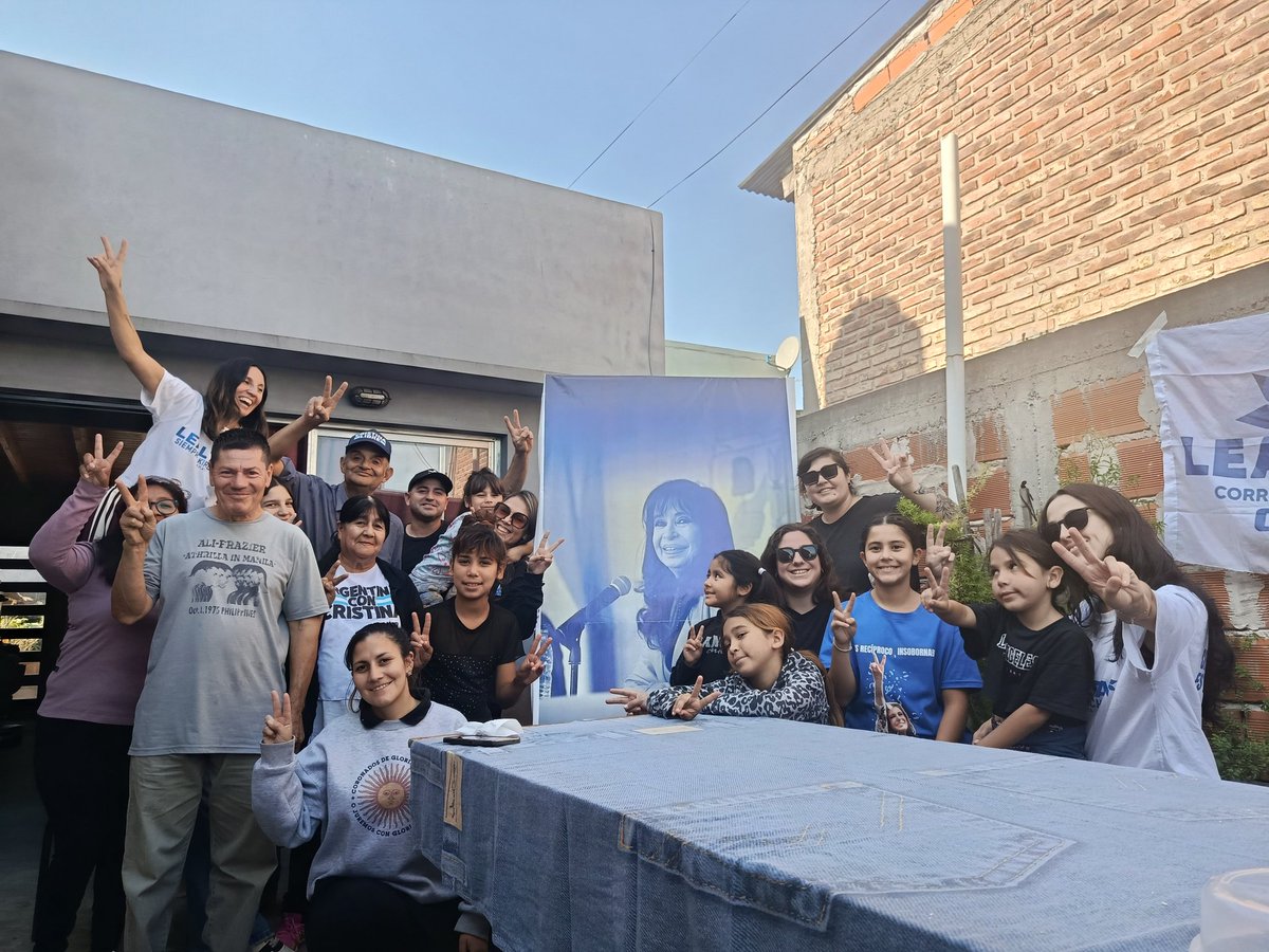 CMLealtad_LP's tweet photo. DIA DEL TRABAJADOR Y LA TRABAJADORA

Guiso compañero en la U.B El sol siempre sale

En los peores momentos de nuestra patria, no olvidamos a quienes les dieron derechos a lxs trabajadores
Cristina libre es dignidad para nuestro pueblo trabajador

#diadelatrabajador https://t.co/65bdsv0kSP