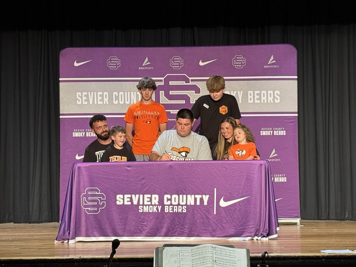 SmokyBearFball's tweet photo. This week two Smoky Bears signed their intent to play football at the next level! @PrestonHuskey44 will play at Emory &amp; Henry. @JaydenJarn63 will play at Tusculum! #JDIR https://t.co/2BtfvD3c03