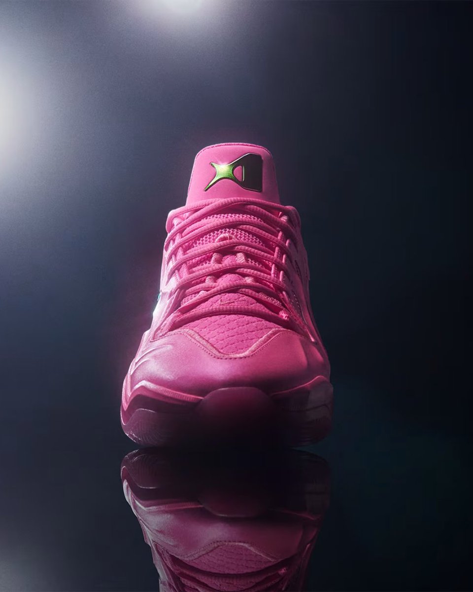 Foot Locker tweet media
