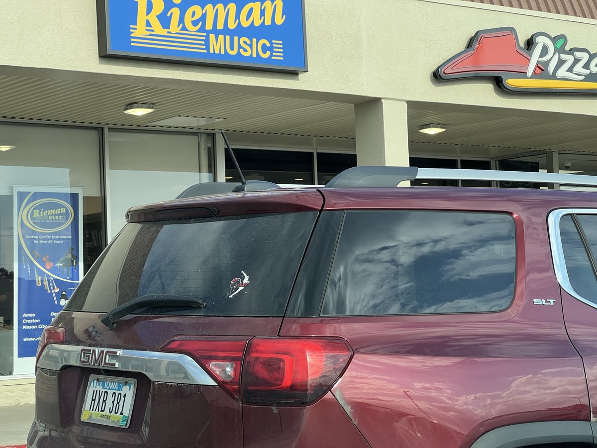 DeanofTourists's tweet photo. @AmesPolice illegal parking no flashers blocking traffic just waiting to go in and get a pizza to deliver. Where are you? https://t.co/vyHySZrEw1