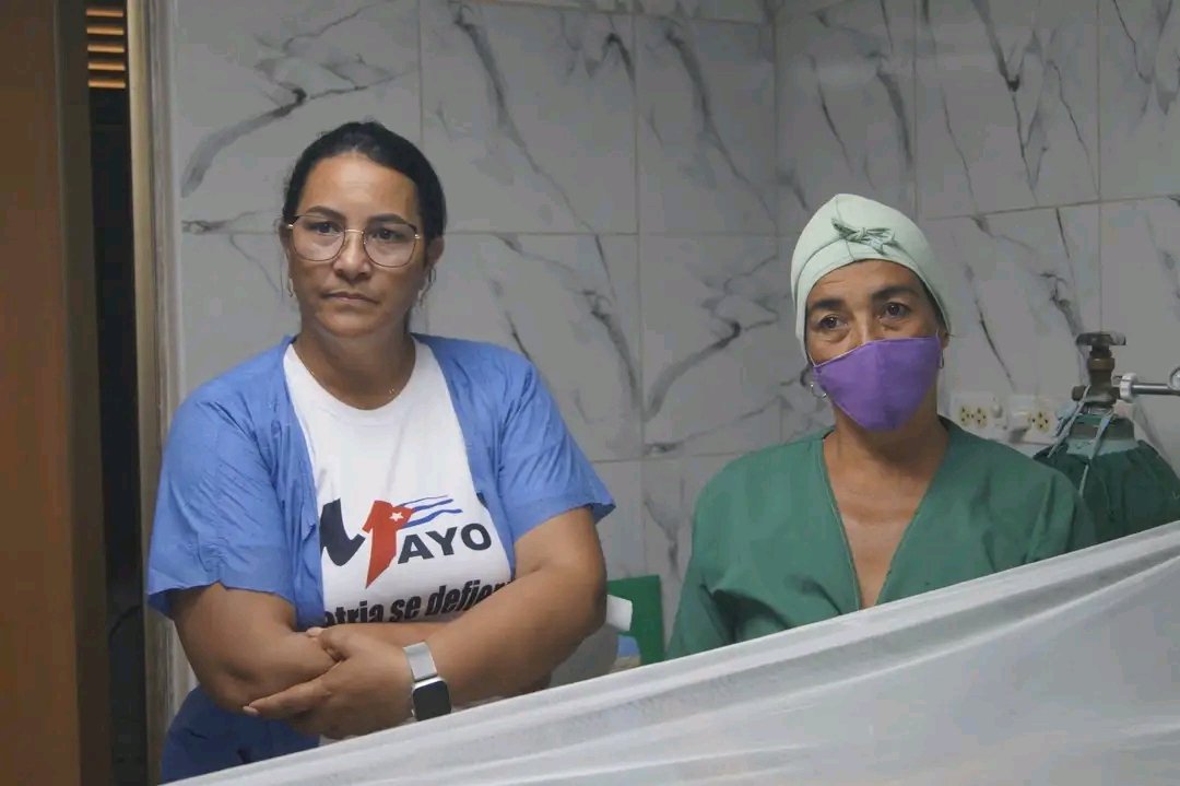 #ProvinciaGranma *Lia Isabella cumplió su primer añito  y  fue motivo de celebración junto a su familia y el personal médico de la sala de terapia del Hospital Infantil en #Bayamo  donde ha estado  desde que nació.
Hoy fuimos a visitarla.
#TumbaElBloqueo
(SEGUIR HILO)