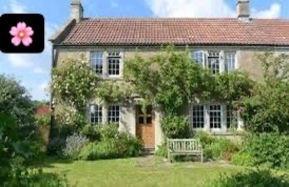 Madiha915's tweet image. Have you ever seen the old style traditional homes in UK? They really look like fairy tale houses with that charming, classic vibe. Love how cozy and storybook-like they are.
#GoodMorning 
#WeekendVibes 
🍃🌸🍃🌸🍃🌸