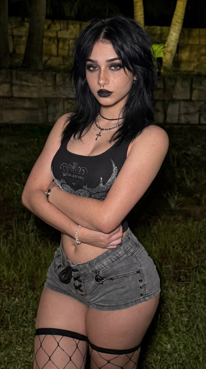 Vickythegoth tweet media