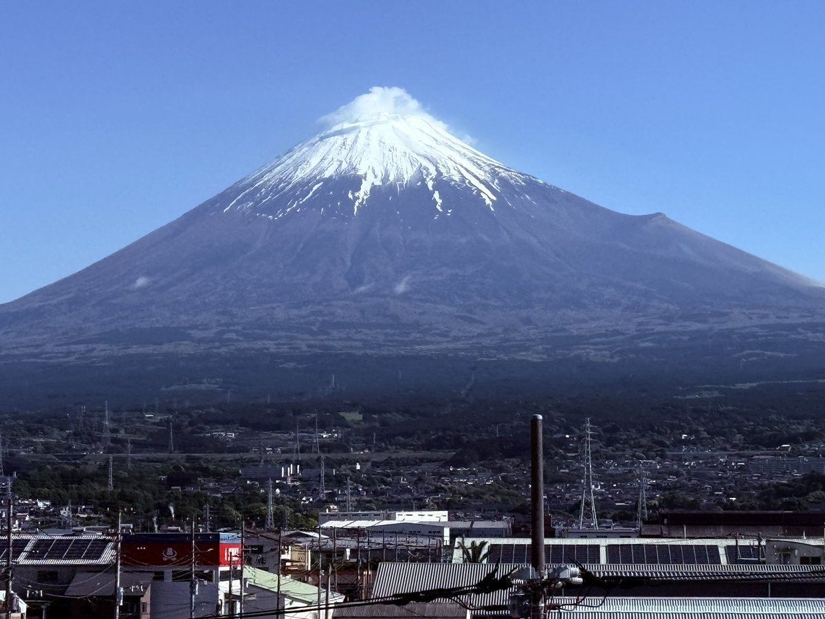 BlackKilly's tweet photo. 今日の富士山はてっぺんに雲がかかってるけど綺麗 https://t.co/pazMiGnN9I