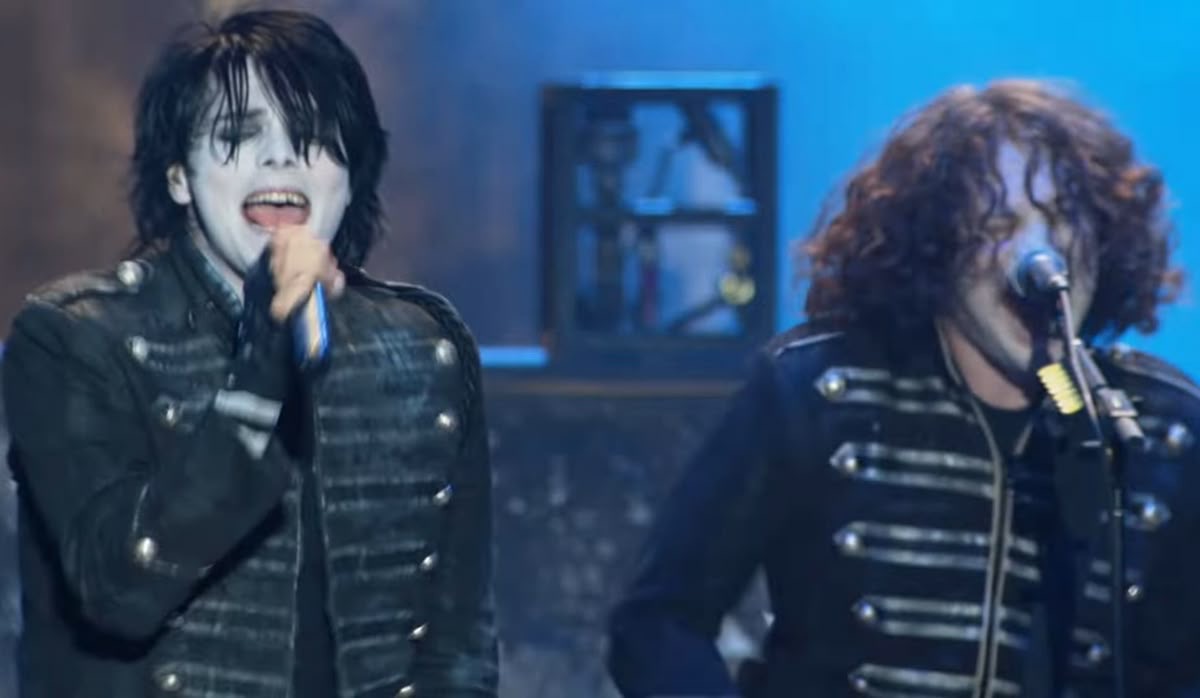 gerard way hourly tweet media