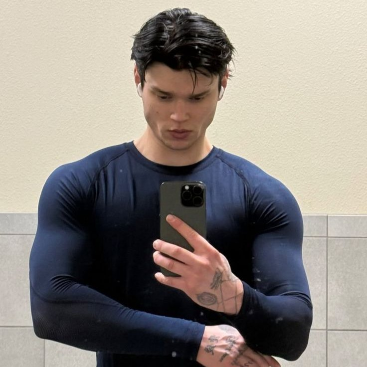 annab_reads's tweet photo. leriam pelos personagens? (parte 2)

Mason Archer

Idade: 26 anos
Altura: 1,82m 
Profissão: Tight end do time de futebol americano do Falcons

Temporada Proibida - Val Veiga 💙🏈
Já disponível na Amazon e no Kindle Unlimited!🏒✨

vem ler eles!💙🏈🏒
🔗 https://t.co/2BRgNKpoYT https://t.co/mJbz94AFR7