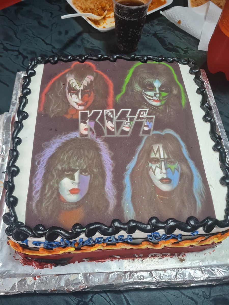 felomak155's tweet photo. @Oficial_KAM mi pastel de cumpleaños, se rico mi familia https://t.co/2ZEr15fExc