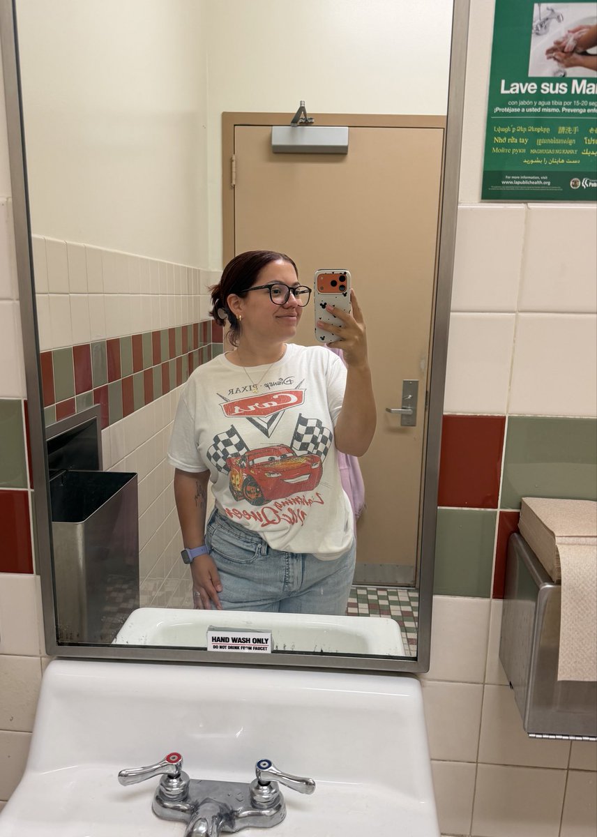 Hey_itsjuls's tweet photo. Photo updates like this are my favorite. Same shirt, just fits different. Jeans went from a size 16 to a 10 https://t.co/D3lSQk73Zb