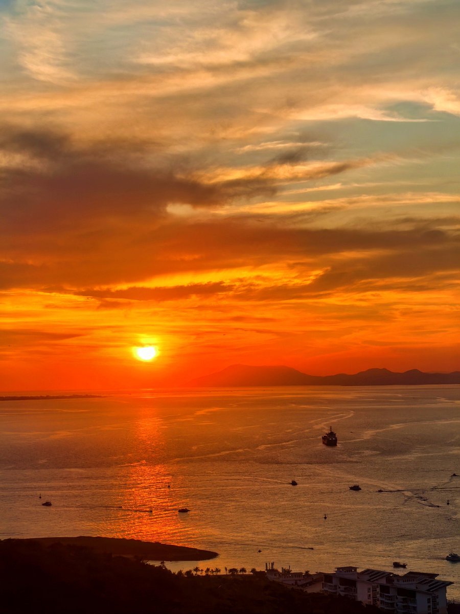 Saengbanlang's tweet image. Chasing sunsets on the coast  Caught a perfect golden hour by the sea—waves, salt air, and that warm glow. Today’s win: ditching plans for spontaneous coastal strolls.  #Wanderlust #CoastalVibes #SpontaneousJoy