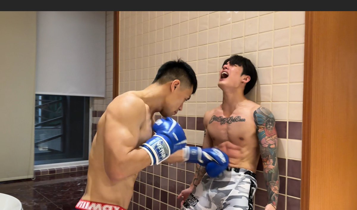redcornerboxer's tweet photo. 冠軍真的很硬。 
我一拳一拳壓上去，他的呼吸越來越亂，悶哼也越來越低， 
卻還死撐著不肯低頭。 
這種不服輸的樣子…反而更讓人想狠狠制服。 
既然他不願意自己倒下， 
那我就親手讓他在我懷裡，一點一點失去抵抗。

Full video: https://t.co/uVGvilFMuT

Champion is tough—stubbornly so. 
Blow after blow, I keep pressing in, 
his breathing turns ragged, quiet groans slipping out… yet he refuses to submit. 
That defiance? 
Just makes me want to dominate him even more. 
If he won't go down on his own, 
I'll make him lose the fight… slowly, right in my arms.