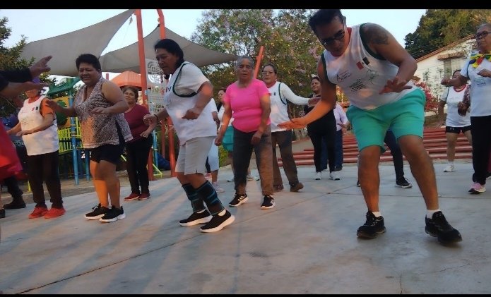 ameliaortiznar1's tweet image. #SEMAFORO DEPORTIVO  @ACTIVATE OAXACA Y@
CELEBRANDO EL DIA DEL NIÑO,XQ NUNCA DEJAMOS DE SER NIÑOS .
ESPACIO ACTIVO "FLOR DE MAYO"
CLASES LUNES A VIERNES 5:30 PM
PROMOTORA: AMELIA ORTIZ.
@alfredoharphelu 
@FundacionAHHD
@FundacionAHHO 
@SanVillalobo_S