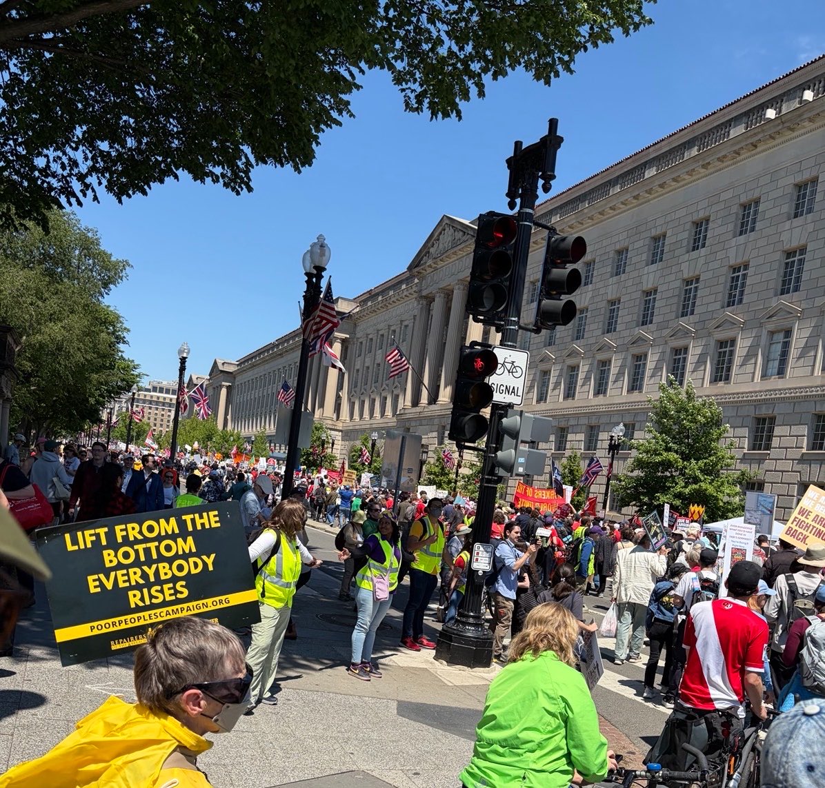 WashingtonDCPPC's tweet image. 👀 spotted at May Day in #washingtondc - lift from the bottom, everybody rises! @UniteThePoor
