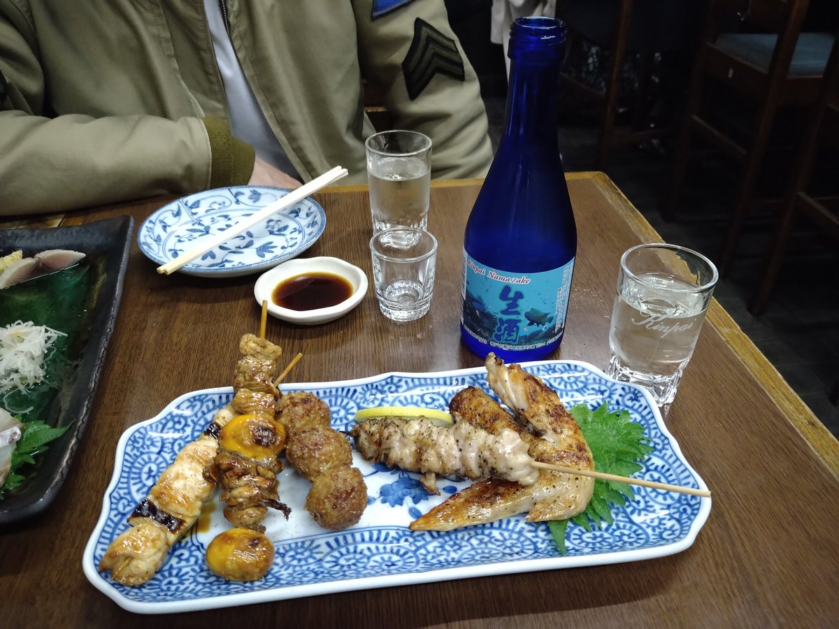 昨夜の晩酌🍶実家に着いてひとっ風呂浴びて、三宮の名店・金盃居酒屋の森井本店へ　金盃の酒をいろいろ飲みながら、名物の真鯛と鯖のキズシを堪能〜最高にうまい！その他に神戸牛のどて焼きやバイ貝煮つけ・串焼きを食べました。昨夜は飲みすぎて今日のツーリング🛵ちょっと寝過ごし💦😅