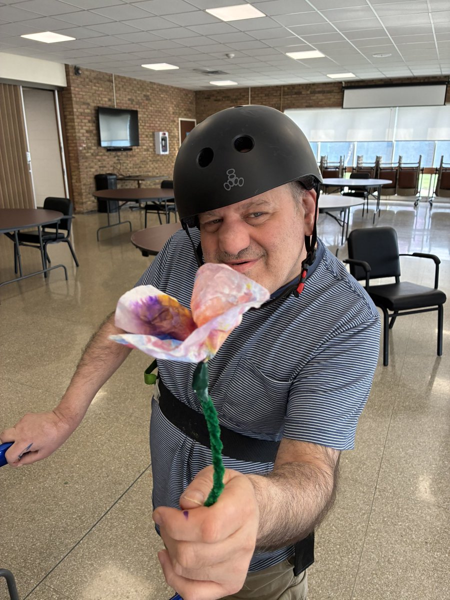 DeepwoodLake's tweet image. Volunteers help individuals in #AdultHabilitation express their creativity, as pictured with a coffee filter flower craft. Are you interested in #volunteering at the County Board? Get started at wwwLakeBDD.org/volunteer-serv…. #EmpowerEngageEnrich