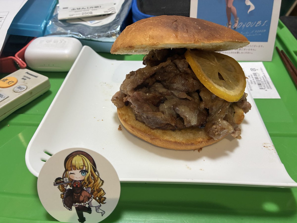 TekkyakuD's tweet photo. 緑が見えなくて恐縮ですが、ほぼ送っていただいた具材のみでいただきました。楽しみにしていた経緯も含めてウマすぎて天を仰いで光くしゃみ反射おこしてしまいました。テーブルの上がごちゃついているのを差し引いても完全にご褒美、そうかこれがいい肉か…
#KORON
#佐世保バーガー
#かすていらヨリコ https://t.co/SlYuVG2Ri9