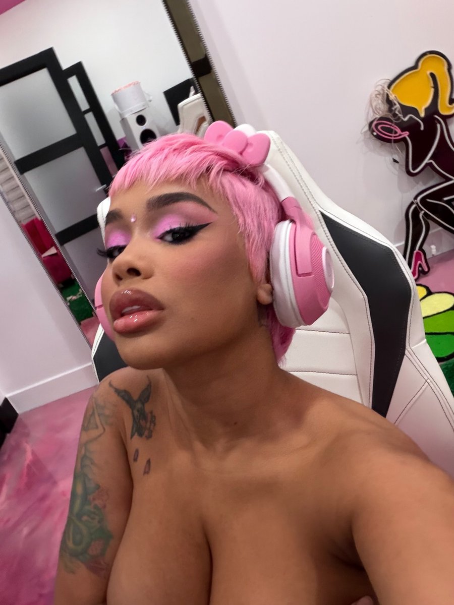 DreamDoll tweet media