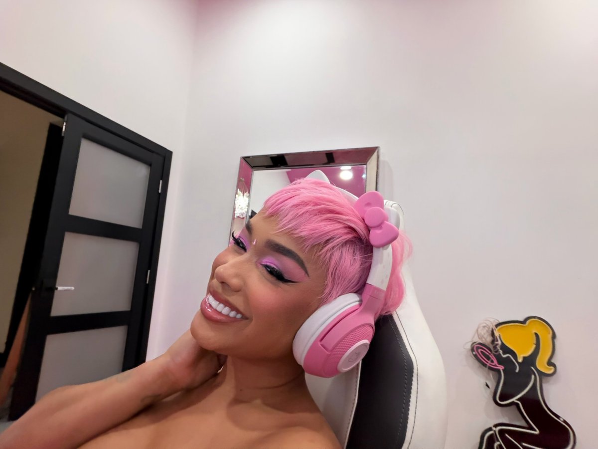 DreamDoll tweet media