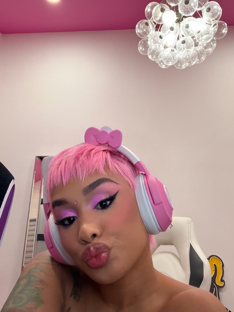 DreamDoll tweet media