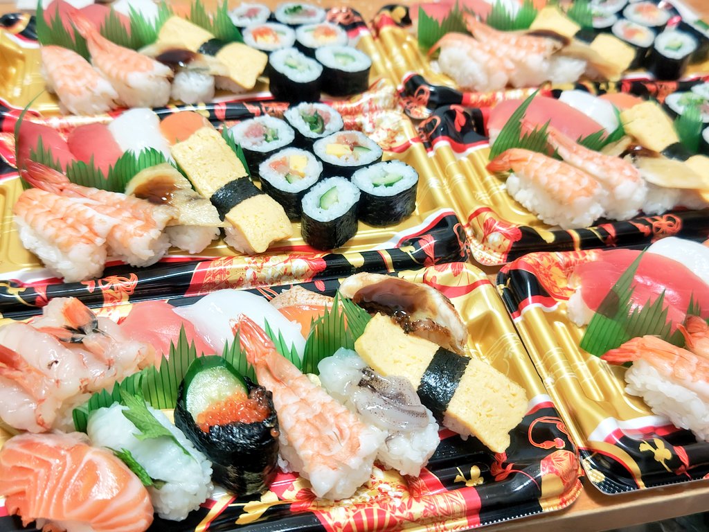 40%引の🍣見つけてハンター3名に「すみません💦」って声掛けたら「半額シール待ちなんですけど！」って強めにこられたのね。こえ～🥹
半額シール貼られる直前に全部かっさらってやったわ🤣好きなの食べたいもん！
あー🍣が捗ったわ～🫶