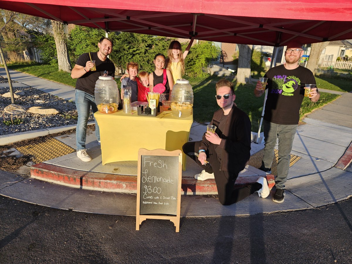 DavePrattLive's tweet image. #ThrowbackThursday  One year ago today, my boys surprised me big time with a weekend trip to my hometown of Elko, Nevada. 4 cups of lemonade, and the boys tipped them Ben Franklins for the excellent service. LOL!!!! And the best lemonade ever!!!!!!
#familyiseverything
