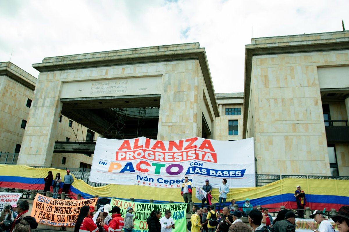 PactoHistorico's tweet photo. Hoy quedó claro: @IvanCepedaCast no camina solo. En una Plaza de Bolívar se logró algo monumental, las bases demostraron que son ellas quienes sostienen la gran bandera de la Alianza Progresista. No hay fuerza más grande que la de un pueblo organizado defendiendo su futuro. 🏟️🚩

La Alianza es progresista porque entiende que el verdadero poder reside en quienes trabajan, en quienes luchan y en quienes nunca han sido escuchados. Hoy, con cada consigna y cada gesto de apoyo, reafirmamos que este pacto es inquebrantable.

Estamos listos para construir el próximo capítulo de nuestra historia, paso a paso, junto a quienes nunca se rinden. 🤝🔥
