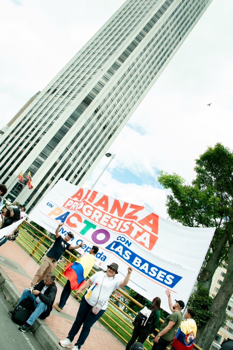 PactoHistorico's tweet photo. Hoy quedó claro: @IvanCepedaCast no camina solo. En una Plaza de Bolívar se logró algo monumental, las bases demostraron que son ellas quienes sostienen la gran bandera de la Alianza Progresista. No hay fuerza más grande que la de un pueblo organizado defendiendo su futuro. 🏟️🚩

La Alianza es progresista porque entiende que el verdadero poder reside en quienes trabajan, en quienes luchan y en quienes nunca han sido escuchados. Hoy, con cada consigna y cada gesto de apoyo, reafirmamos que este pacto es inquebrantable.

Estamos listos para construir el próximo capítulo de nuestra historia, paso a paso, junto a quienes nunca se rinden. 🤝🔥