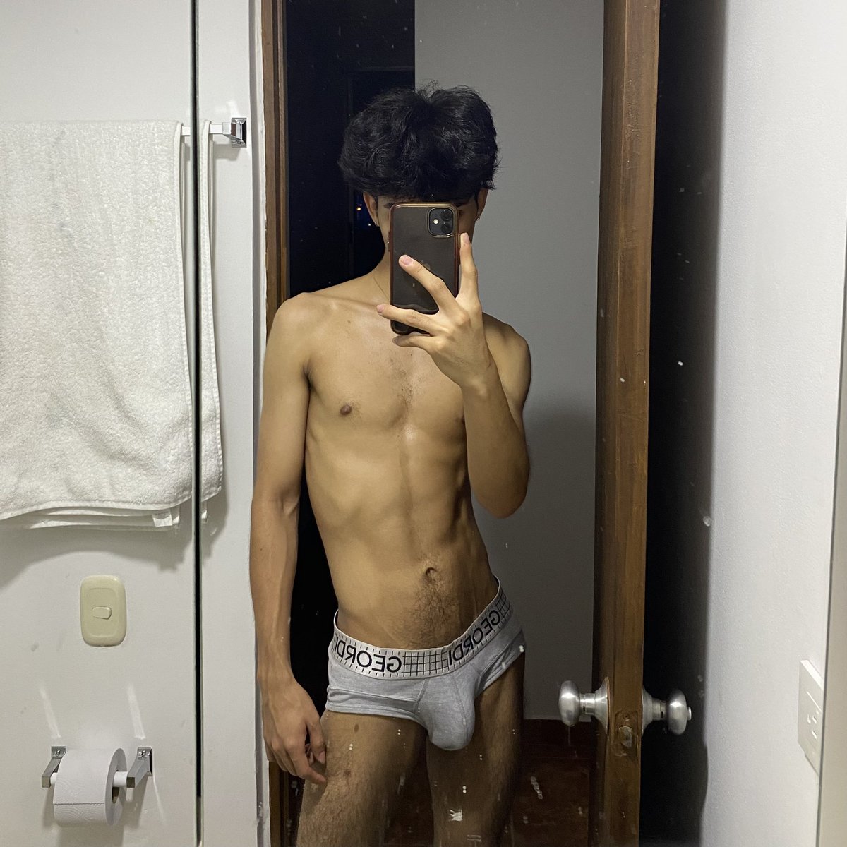 leoboa555's tweet photo. eo eo los gatos malos hoy llegaron buscando perreo, las nenas lindas también quieren guayeteo 🤓👅✨ Rt. https://t.co/ChuQZELYjc