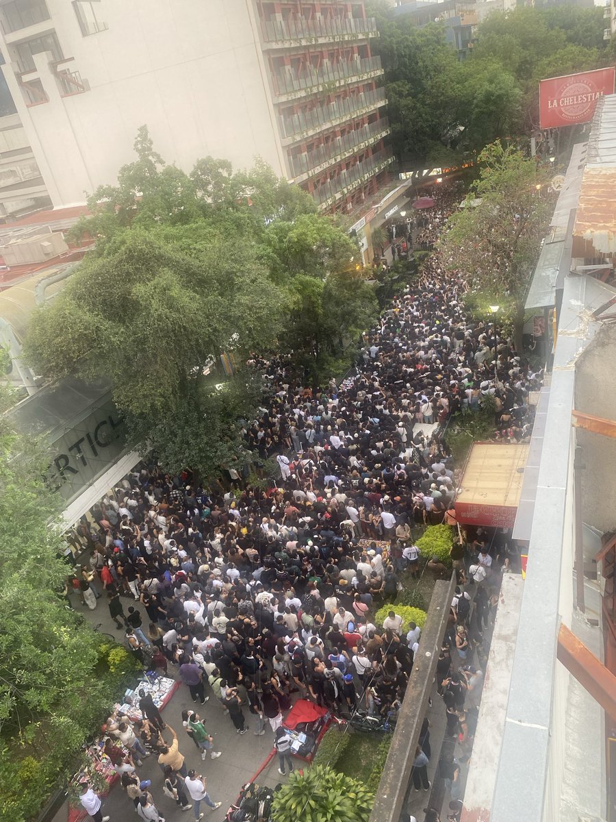 jorgepascual_n's tweet photo. Así Génova @LaColoniaJuarez la presentación y video de un streamer @PabloVazC sería bueno desviar a las personas que van al metro 
  No hay policía @ssp_cdmx https://t.co/Y6iiFHydMj