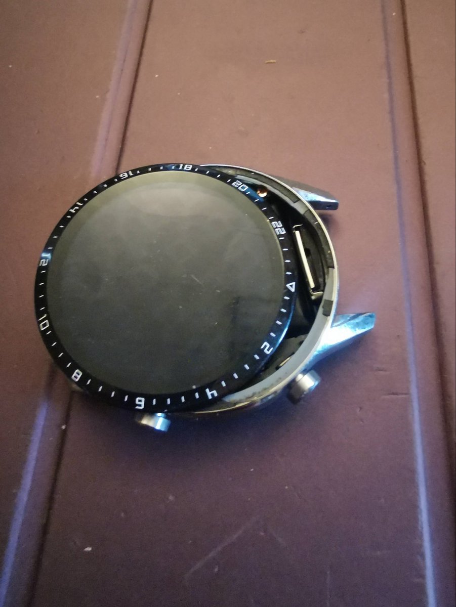 HANAKO3V2's tweet image. 長年愛用して来たHUAWEI WATCH GT2が着用中に「ピシッ」と言う小さな音と共にいきなり壊れたんだが壊れ方が想定外で笑ってしまったw因みに落としたりぶつけたりした事は一度もありませぬ…謎だ^^;  #HUAWEI  #壊れた  #WATCH