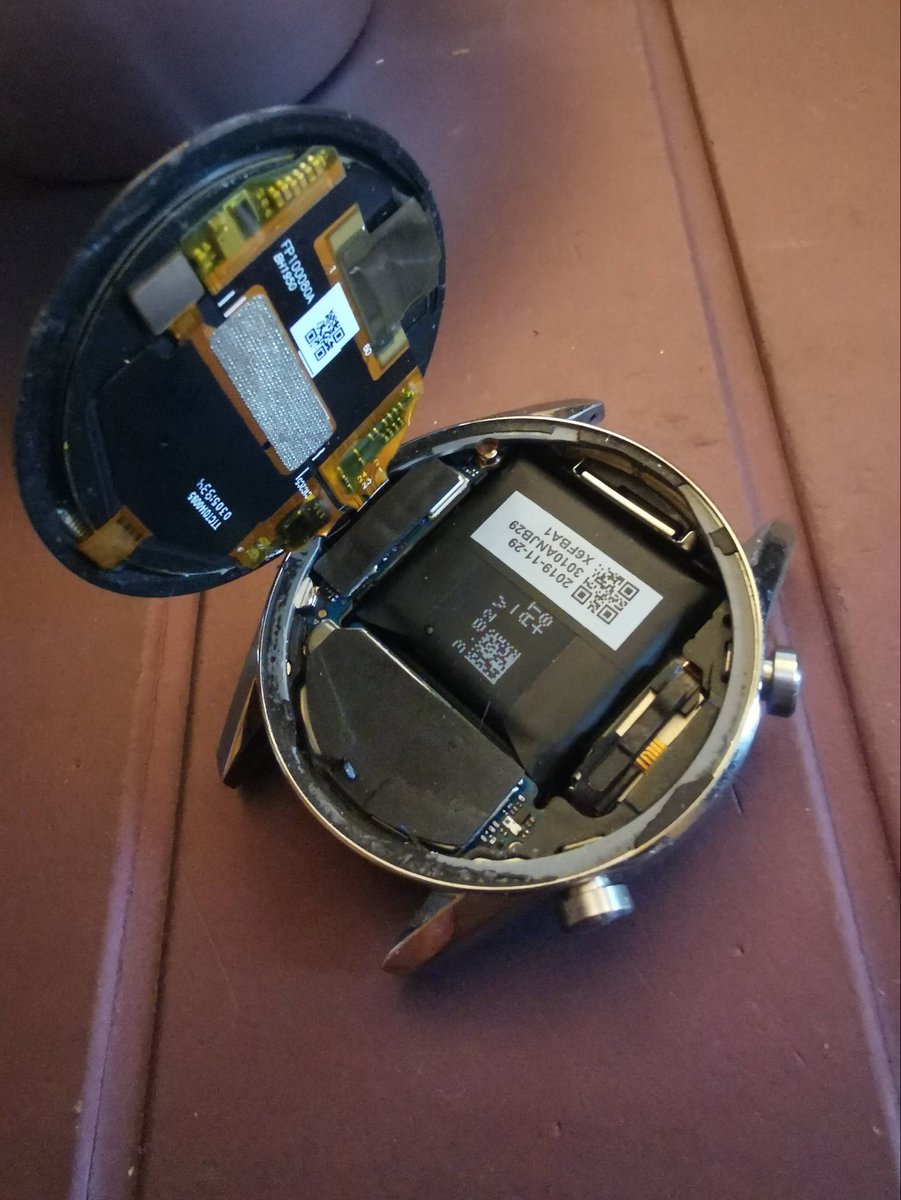 HANAKO3V2's tweet image. 長年愛用して来たHUAWEI WATCH GT2が着用中に「ピシッ」と言う小さな音と共にいきなり壊れたんだが壊れ方が想定外で笑ってしまったw因みに落としたりぶつけたりした事は一度もありませぬ…謎だ^^;  #HUAWEI  #壊れた  #WATCH