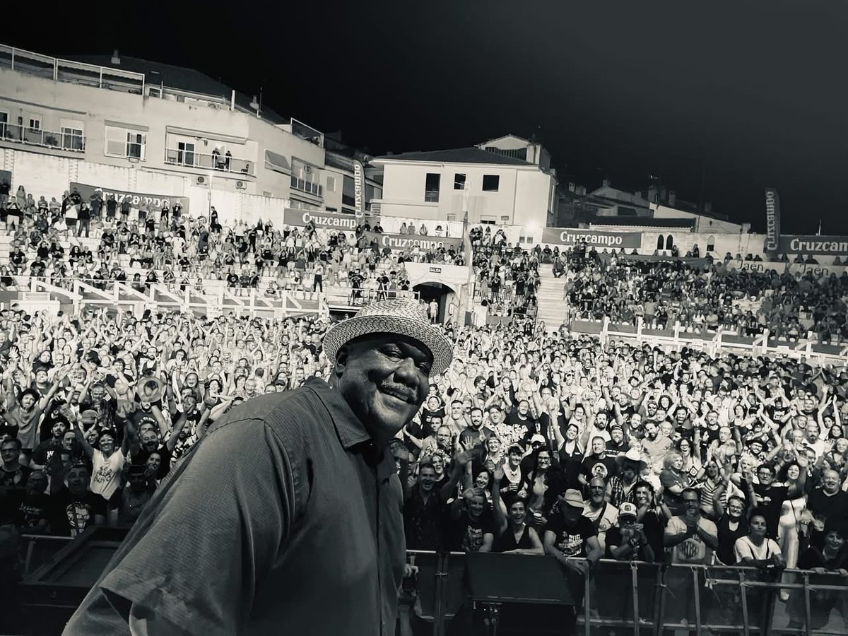 FSUKXAZ's tweet photo. RIP Jeff Taylor. Oh no! Taken way before his time. My condolences to his family and the band. Jeff brought great joy to many with his music. He’ll be missed by all. #RIPJeffTaylor #JeffTaylor #A5BB #AlteredFiveBluesBand #Blues @A5BluesBand https://t.co/d6Bbh4Fa5Z
