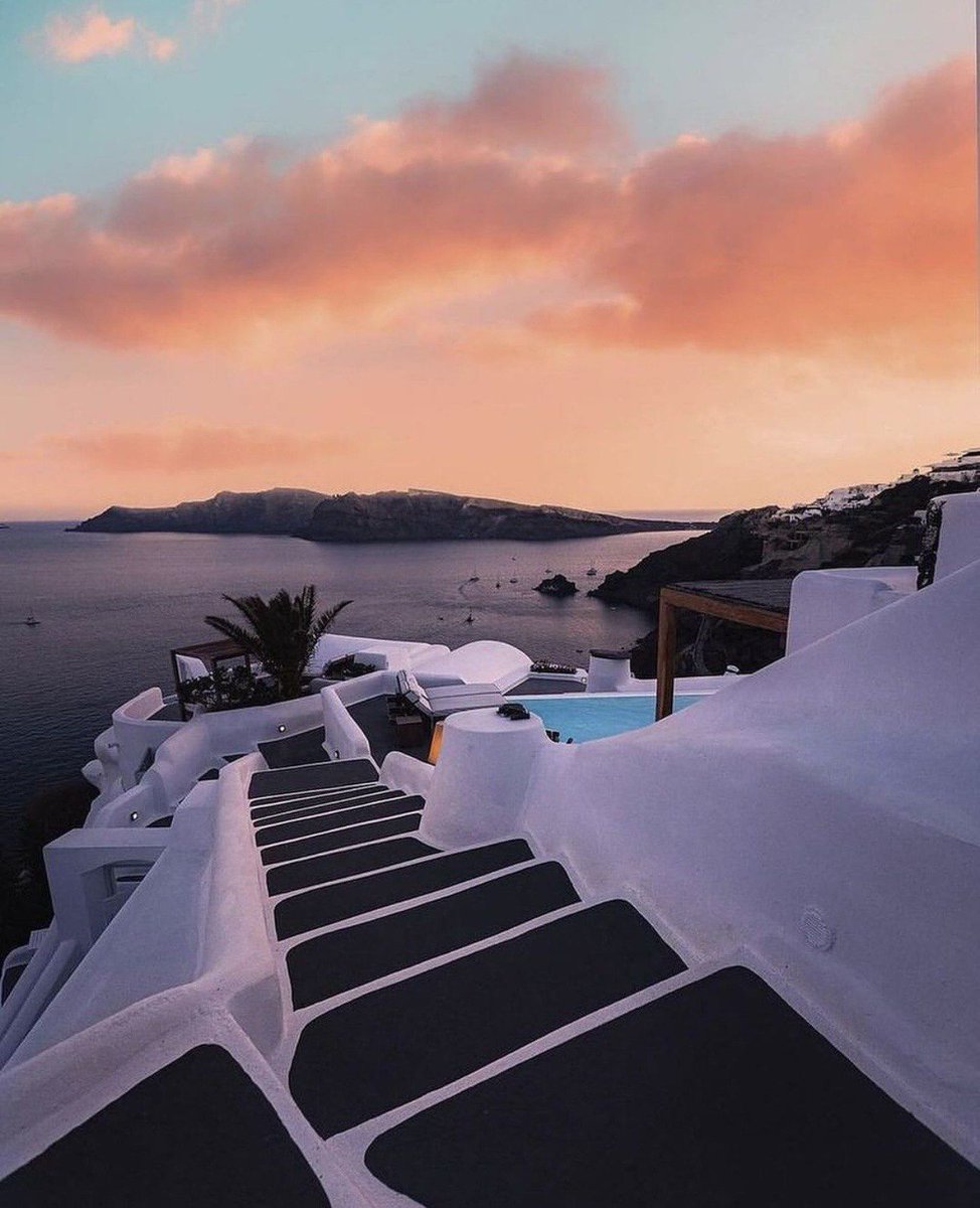 Pitomeru's tweet image. Chasing sunsets in Santorini —white-washed villages, blue domes, and the Aegean turning gold. Every view feels like a postcard come alive.  #SantoriniVibes #Wanderlust