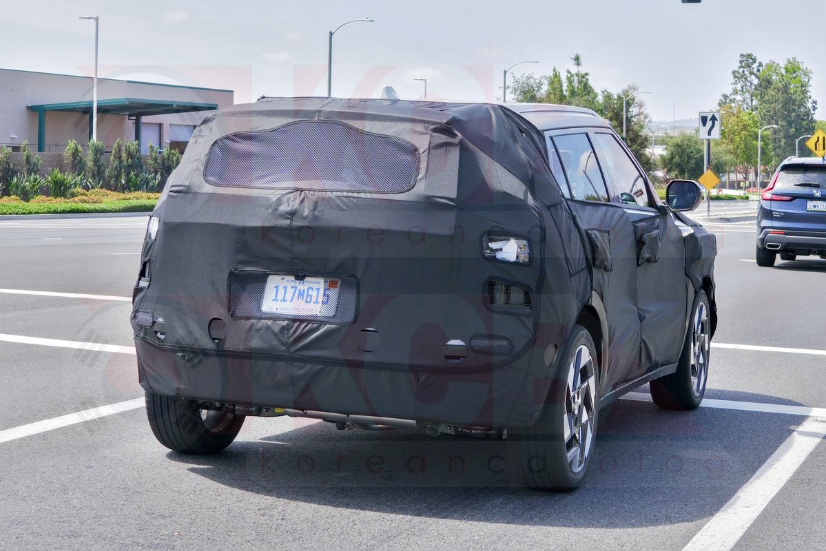 cole_marzen's tweet image. The 2028 Hyundai Kona has been spied testing for the very first time with Crater-inspired design elements. In addition, the CUV will sit on top of the automaker’s modified K3 platform and feature an enlarged 17.0-inch center touchscreen display with Pleos OS. #Hyundai #Kona #CUVs