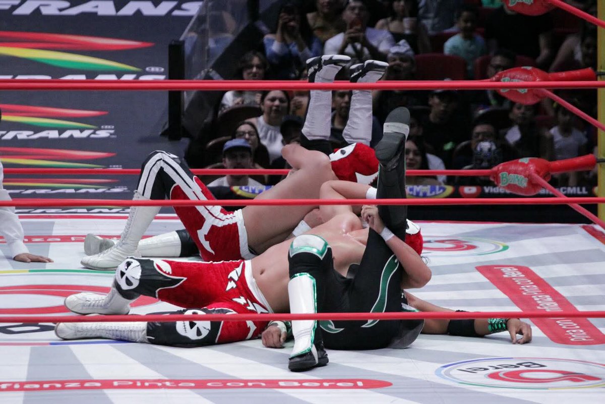 LaTijeraLucha's tweet image. Intensa y extraordinaria forma de iniciar la batalla entre la #CMLL y #MLW, los #CalaverasJr I y II, dan la cara por la casa y se llevan la victoria ante los nipones #Okumura e #IkuroKwon, luego de sacarles la rendición con extraordinario movimiento...
#latijeraluchalibre