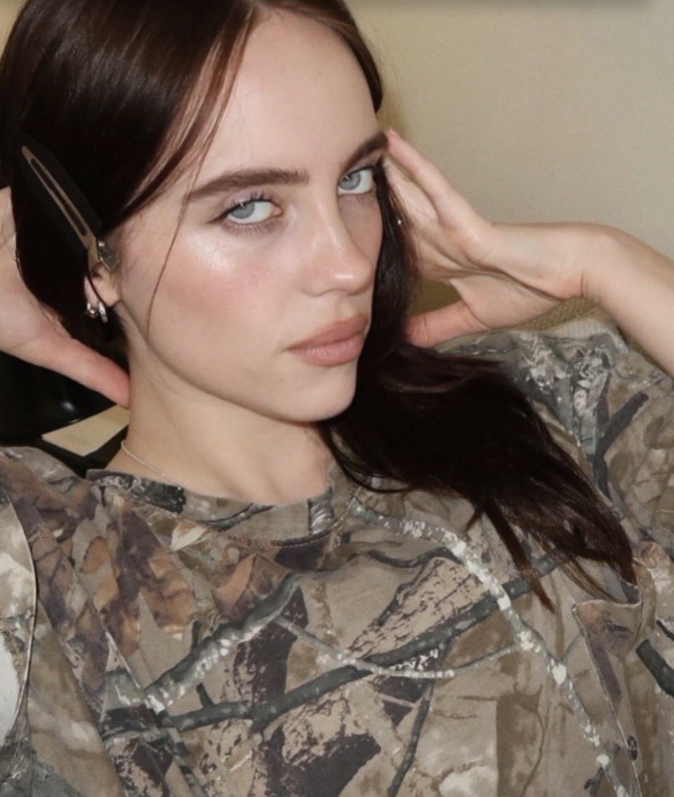 btchesbrkenhrtz's tweet photo. yall can call billie annoying all you want but to fix ur lips to try and call her ugly is insanity because it never in a million years ever gave that, next discourse pls https://t.co/u4zFFKaA18