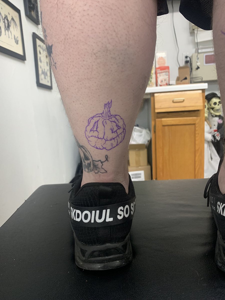 XxsrxboorexX's tweet image. Everyone meet Walter! 🎃🖤 #Halloween #Tattoo #BodyArt