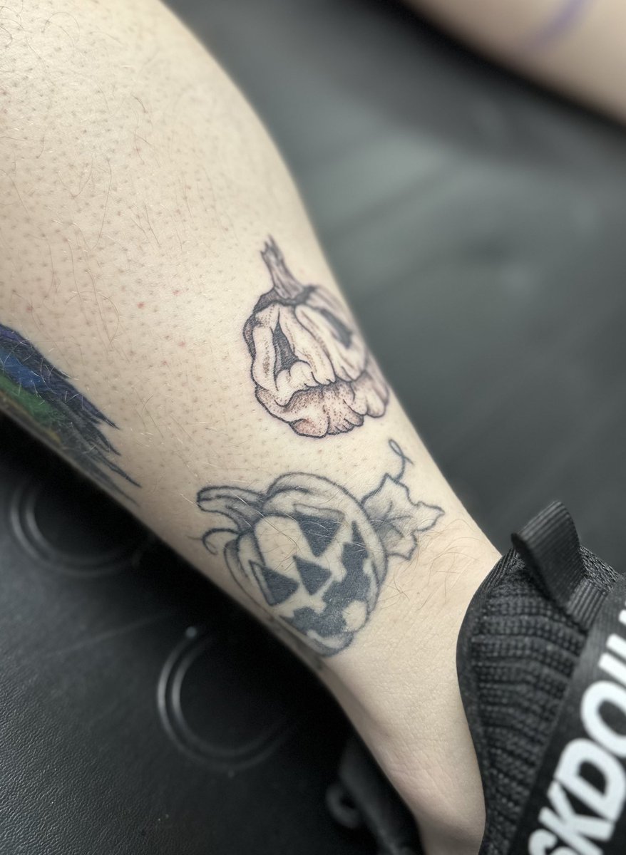 XxsrxboorexX's tweet image. Everyone meet Walter! 🎃🖤 #Halloween #Tattoo #BodyArt