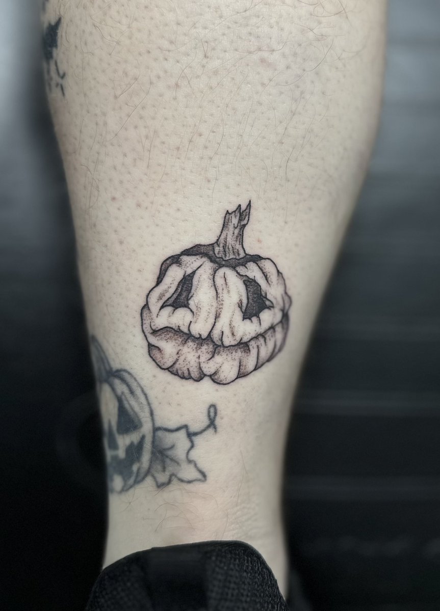 XxsrxboorexX's tweet image. Everyone meet Walter! 🎃🖤 #Halloween #Tattoo #BodyArt