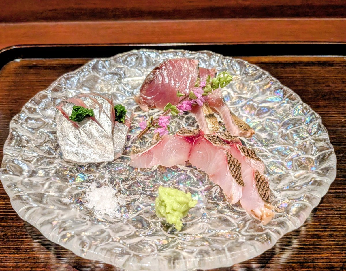 mattsuo's tweet photo. 渋谷・並木橋の『みりん』の料理がどれも良かった。藁、薪、炭を使いこなして作るメニューはどれも丁寧で、締めに出てくる竈で炊いたご飯も抜群に美味しい。日本酒などの酒類も豊富で落ち着いたら店内も◎。こう言う大人が通える居酒屋以上割烹未満的な店が渋谷にエリアに出来たのは嬉しい。 https://t.co/08IkFSrZnz