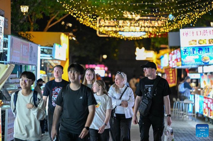 ChinaEUMission's tweet image. Beyond its breathtaking landscapes and striking modernity, a distinctive “#Chinese sense of #security” has emerged as a defining hallmark for international visitors traveling to the country.    

People here can take a late-night jog with peace of mind, leaving the laptop