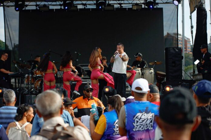 globovision's tweet photo. 🟡#EnNoticia | Festival por la Paz: Caracas vibra en una jornada histórica en La Carlota

Este 2026 ofreció un 1° de mayo cargado de anuncios significativos e importantes para la dignificación del salario y del sustento de la familia venezolana. En este contexto, se desarrolló en la ciudad de Caracas el ''Festival por la Paz'', un espectáculo cargado del talento, la pasión y la entrega de nuestro pueblo.

La Base Aérea de la Carlota se convirtió en un escenario para la convivencia, la recreación y la conciliación al son de la salsa, el merengue y la sabrosura de la música llanera. El evento gratuito también tuvo como protagonistas las melodías sinfónicas y otros ritmos alternativos, como el vallenato o las rancheras.

✍️La Iguana

#Globovisión #Espectáculos