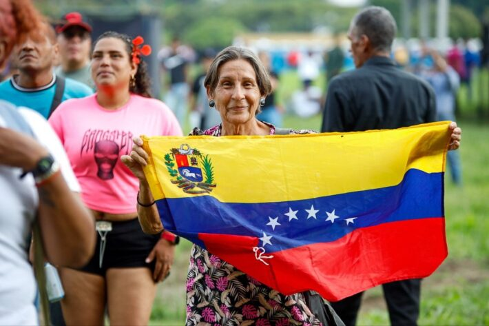 globovision's tweet photo. 🟡#EnNoticia | Festival por la Paz: Caracas vibra en una jornada histórica en La Carlota

Este 2026 ofreció un 1° de mayo cargado de anuncios significativos e importantes para la dignificación del salario y del sustento de la familia venezolana. En este contexto, se desarrolló en la ciudad de Caracas el ''Festival por la Paz'', un espectáculo cargado del talento, la pasión y la entrega de nuestro pueblo.

La Base Aérea de la Carlota se convirtió en un escenario para la convivencia, la recreación y la conciliación al son de la salsa, el merengue y la sabrosura de la música llanera. El evento gratuito también tuvo como protagonistas las melodías sinfónicas y otros ritmos alternativos, como el vallenato o las rancheras.

✍️La Iguana

#Globovisión #Espectáculos